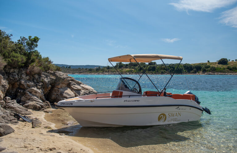 White Swan rental boat in Vourvourou equipped with sunshade for comfortable cruising under the sun.